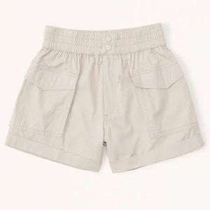 NWT Abercrombie Utility Cargo Shorts in Cream size Small